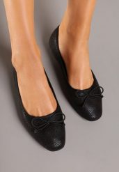 Czarne Balerinki Vices z Ozdobną Kokardą i Tłoczeniem Typu Skóra Węża Tultewia. Czarne baleriny Renee, bez wzorów, z jeansu, eleganckie, bez obcasa, na obcasie, bez zapięcia. Za 49.99 zł.