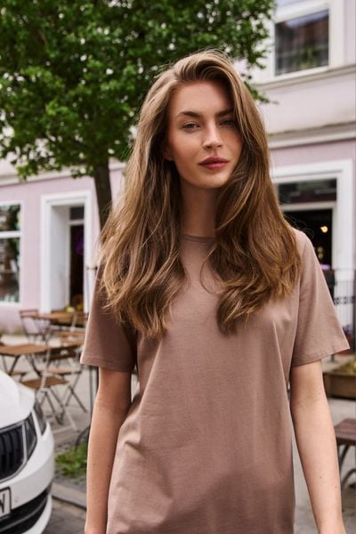 T-shirt z bawełny beżowy. Brązowe t-shirty MOODO, l, bez wzorów, z bawełny, bez kołnierzyka, bez ramiączek. Za 39.99 zł.