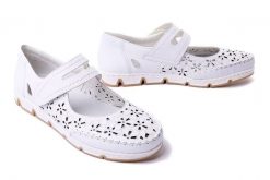 RIEKER 49977-80 white, półbuty damskie. Białe półbuty wsuwane Rieker, na lato, w ażurowe wzory, ze skóry, bez obcasa. Za 271.92 zł.