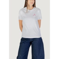 Koszulka crop top Kobieta ONLY ONLADELINA S/S TEE CS JRS. Czerwone topy ONLY, s, bez wzorów, z bawełny, bez kołnierzyka, bez ramiączek. Za 127.75 zł.