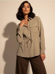 Koszula z kieszeniami cargo i wiązaniem w talii - zielony. Zielone koszule Sinsay, l, bez wzorów, bez kołnierzyka, bez ramiączek. Za 59.99 zł.