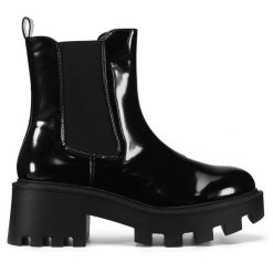 Botki DeeZee. Czarne botki DeeZee, bez wzorów, bez obcasa, na słupku, bez zapięcia. Za 125.99 zł.
