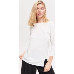 Bluzka z asymetrycznym dołem - Kremowy. Bluzki marki Reserved. Za 69.99 zł.