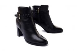 TAMARIS 25009-27 003 black leather, botki damskie. Czarne botki Tamaris, bez wzorów, z polaru, bez obcasa, bez zapięcia. Za 199.95 zł.