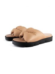 Loft37 Skórzane klapki "Salt Water" w kolorze beżowym rozmiar: 36. Brązowe klapki loft37, bez wzorów, klasyczne, z otwartym noskiem, bez obcasa, bez zapięcia. Za 347.99 zł.