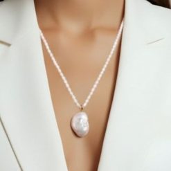 NOKO XXL naszyjnik ogromna biała perła barokowa, zapinka. Białe naszyjniki Braccatta, z perłą, pozłacane. Za 538.00 zł.