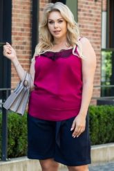 Bluzka Top z ozdobną koronką przy dekolcie ELMA Viva Magenta fuksja. Czerwone bluzki KARKO, plus size, bez wzorów, z elastanu, biznesowe, bez kołnierzyka, plus size, bez ramiączek. Za 69.50 zł.