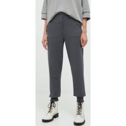 Sisley spodnie damskie kolor szary proste high waist. Szare spodnie materiałowe Sisley, bez wzorów, z materiału, z podwyższonym stanem. W wyprzedaży za 214.99 zł.