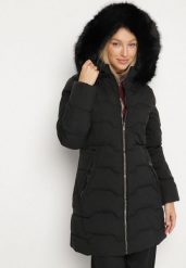 Czarna Taliowana Kurtka z Pikowanymi Przeszyciami i Kapturem z Futrem Mundria. Czarne kurtki Born2be, l, bez wzorów, z dzianiny, eleganckie. Za 229.99 zł.