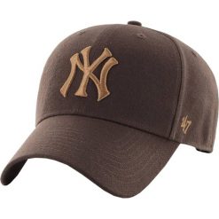 Czapka z daszkiem - New York Yankees Czapka regulowana. Czerwone czapki z daszkiem 47 Brand, bez wzorów. Za 99.99 zł.