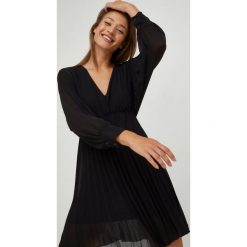 Answear Lab sukienka kolor czarny mini rozkloszowana. Czarne sukienki Answear Lab, m, bez wzorów, bez kołnierzyka, bez ramiączek, mini, plisowane. Za 189.99 zł.