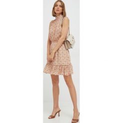 Morgan sukienka mini prosta. Sukienki Morgan, na co dzień, bez wzorów, z materiału, bez kołnierzyka, bez ramiączek, mini, proste. W wyprzedaży za 254.99 zł.