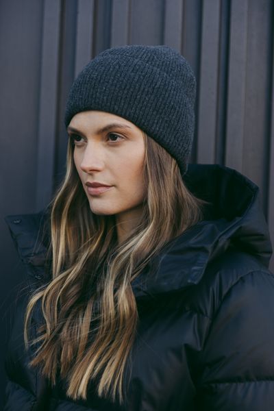 WEŁNIANA CZAPKA DELIA CIEMNO SZARA One size - Flawless. Szare czapki zimowe Flawless, bez wzorów, z kaszmiru, eleganckie. Za 239.00 zł.