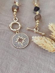 Nakkash Pozłacany naszyjnik z kamieniami szlachetnymi - dł. 45 cm rozmiar: onesize. Brązowe naszyjniki Nakkash, z materiału, z agatem, pozłacane. Za 43.99 zł.