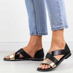 Czarne bk/gl płaskie sandały damskie z zakrytą piętą Jezzi 3882. Czarne sandały Jezzi, bez wzorów, ze skóry, eleganckie, bez obcasa, na płaskiej podeszwie, bez zapięcia. Za 149.00 zł.