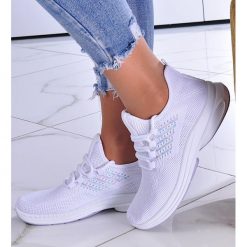 Pantofelek24 Lekkie białe buty sportowe /G12-3 11775 T296/ 39. Białe buty sportowe lifestyle Pantofelek24, bez wzorów, bez zapięcia. Za 49.90 zł.