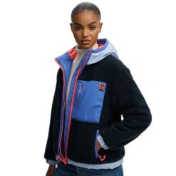 Kurtka polarowa z kapturem dla kobiet w stylu vintage Superdry. Niebieskie kurtki Superdry, bez wzorów, z polaru, eleganckie, z kapturem. W wyprzedaży za 482.00 zł.