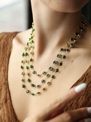 Pierres delicates Pozłacany naszyjnik z elementami ozdobnymi - dł. 48 cm rozmiar: onesize. Zielone naszyjniki Pierres delicates, z materiału, z kryształem, pozłacane. Za 65.99 zł.