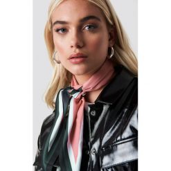NA-KD Accessories Chusta do włosów w paski - Pink. Różowe chusty NA-KD Accessories, w paski. W wyprzedaży za 37.07 zł.