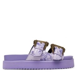 Klapki Versace Jeans Couture. Fioletowe klapki Versace Jeans Couture, bez wzorów, z jeansu, bez obcasa, bez zapięcia. Za 799.99 zł.