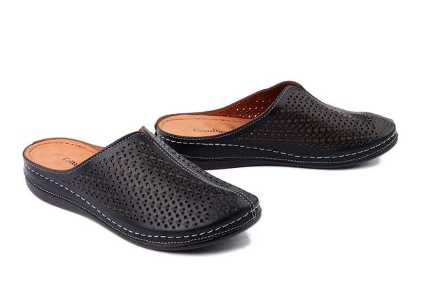 COMFORTABEL 700537-01 schwarz, klapki damskie. Czarne klapki Comfortabel, bez wzorów, ze skóry, bez obcasa, bez zapięcia. Za 264.90 zł.