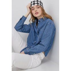 Tommy Jeans koszula jeansowa damska relaxed z kołnierzykiem klasycznym. Niebieskie koszule Tommy Jeans, l, bez wzorów, z bawełny, klasyczne, bez kołnierzyka, bez ramiączek. W wyprzedaży za 279.99 zł.