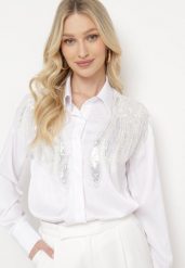Biała Koszula o Klasycznym Fasonie z Naszywkami i Cekinami Akrasia. Białe koszule Born2be, m, z aplikacjami, biznesowe, bez kołnierzyka, bez ramiączek. W wyprzedaży za 63.74 zł.