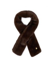 Guess Szalik AW5667 POL03 Brązowy ciemny. Brązowe szaliki i kominy Guess, z aplikacjami, z poliesteru. Za 234.99 zł.
