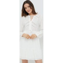 Vero Moda sukienka kolor biały mini rozkloszowana. Białe sukienki Vero Moda, l, bez wzorów, bez kołnierzyka, bez ramiączek, mini, rozkloszowane. W wyprzedaży za 154.99 zł.