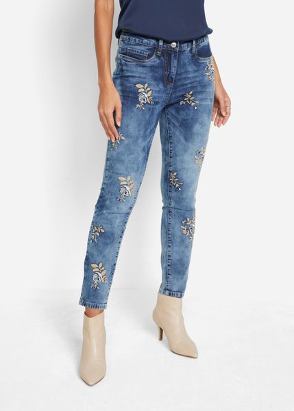 Dżinsy slim fit z kwiatowym haftem. Niebieskie jeansy bonprix, z aplikacjami, z jeansu, eleganckie. Za 189.99 zł.