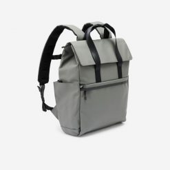 Plecak hydrofobowy z kieszenią na laptopa 15 L. Czarne plecaki Decathlon, bez wzorów, z materiału, duże, bez dodatków. Za 149.99 zł.