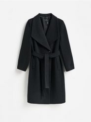 Płaszcz z domieszką wełny - czarny. Czarne płaszcze Reserved, l, bez wzorów, z tkaniny, bez kaptura. Za 299.99 zł.
