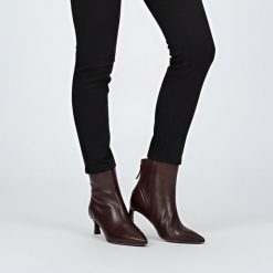 Botki damskie S. Barski, eleganckie na szpilce z noskiem w szpic skórzane licowe i na zamek, bordowe, CR52-661. Czerwone botki S.BARSKI, bez wzorów, ze skóry, eleganckie, bez obcasa, na obcasie, bez zapięcia. Za 439.00 zł.