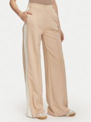 Guess Spodnie materiałowe V6YB26 K5139 Beżowy Relaxed Fit. Brązowe spodnie materiałowe Guess, z aplikacjami, z bawełny. Za 434.99 zł.
