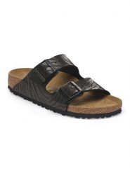 Birkenstock Klapki "Arizona" w kolorze czarnym rozmiar: 37. Czarne klapki Birkenstock, bez wzorów, klasyczne, z otwartym noskiem, bez obcasa, bez zapięcia. Za 284.82 zł.