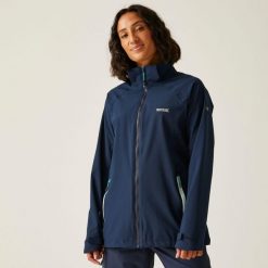 Kurtka turystyczna przeciwdeszczowa damska Bosfield wodoodporna. Niebieskie kurtki przeciwdeszczowe Regatta, bez wzorów, z materiału, bez kaptura, trekkingowe. Za 209.99 zł.