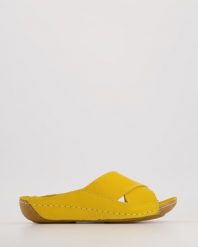 ŻÓŁTE KLAPKI DAMSKIE SSW0911 YELLOW. Żółte klapki Venezia, bez wzorów, ze skóry, bez obcasa, bez zapięcia. Za 189.00 zł.