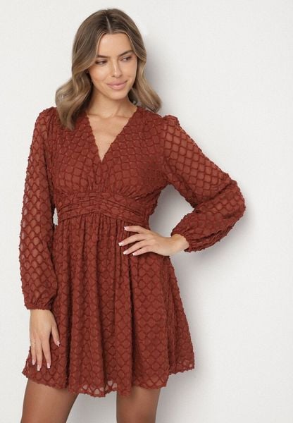 Brązowa Rozkloszowana Sukienka z Tkaniny Plumeti z Dekoltem w Serek Zeniasa. Brązowe sukienki Born2be, na co dzień, l, bez wzorów, z tkaniny, bez kołnierzyka, bez ramiączek, mini, rozkloszowane. Za 149.99 zł.