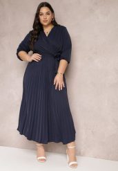 Granatowa Kopertowa Sukienka z Gumką i Paskiem w Talii Zdobiona Plisowaniem Kaylina. Niebieskie sukienki Renee, l, z aplikacjami, bez kołnierzyka, plus size, bez ramiączek, maxi, kopertowe. Za 79.99 zł.