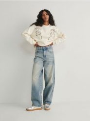 Bluza z haftem - złamana biel. Bluzy Reserved, l, bez wzorów, z bawełny, bez kaptura. W wyprzedaży za 49.99 zł.