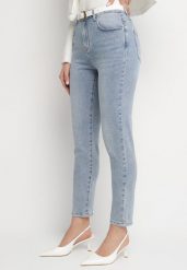 Niebieskie Jeansy o Kroju Mom Fit z Wysokim Stanem Delarine. Niebieskie jeansy Born2be, bez wzorów, z bawełny, eleganckie, z podwyższonym stanem. W wyprzedaży za 84.99 zł.