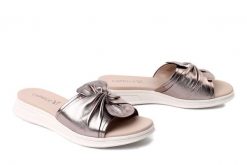 CAPRICE 9-27208-46 398 brown metallic, klapki damskie. Brązowe klapki Caprice, bez wzorów, bez obcasa, bez zapięcia. Za 271.92 zł.