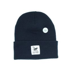 Czapka beanie unisex dla dorosłych z recyklingu – jeden rozmiar – (granatowa). Niebieskie czapki z daszkiem SURF MONKEY, bez wzorów, z materiału. Za 119.95 zł.
