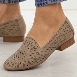 Beżowe skórzane półbuty damskie Jezzi Ol50-3. Brązowe półbuty wsuwane Jezzi, na lato, w ażurowe wzory, ze skóry, casualowe, z okrągłym noskiem, bez obcasa, na płaskiej podeszwie. Za 229.00 zł.