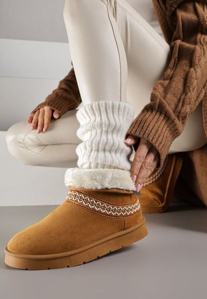 Brązowe Rustykalne Śniegowce z Imitacji Zamszu z Haftem i Futerkiem Zetilda. Brązowe śniegowce Renee, z aplikacjami, z dzianiny, bez zapięcia. Za 99.99 zł.