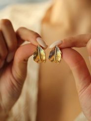 Pierres delicates Pozłacane kolczyki-wkrętki rozmiar: onesize. Żółte kolczyki Pierres delicates, pozłacane. Za 43.99 zł.