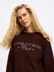 Sweter z haftowanym napisem - brązowy. Brązowe swetry Reserved, l, bez wzorów, z dzianiny, bez ramiączek. Za 129.99 zł.