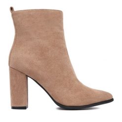 Botki DeeZee. Brązowe botki DeeZee, bez wzorów, bez obcasa, na słupku, bez zapięcia. Za 199.99 zł.