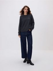 Sweter z wełną i dodatkiem kaszmiru - ciemnoszary. Szare swetry Reserved, l, bez wzorów, z kaszmiru, bez ramiączek. Za 299.99 zł.