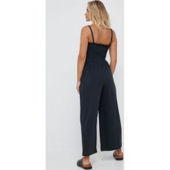 GAP kombinezon kolor czarny z dekoltem karo. Czarne kombinezony GAP, m, bez wzorów, z dzianiny, bez kołnierzyka, bez ramiączek. Za 279.99 zł.